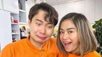 Bersama Farida Nurhan, pria yang hobi pake baju oranye ini diajak cicip bakso mercon. Ekspresinya seperti sudah tak tahan pedas ya?