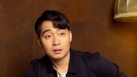 Nigel NG atau populer dengan sapaan Uncle Roger adalah komedian asal Malaysia yang tinggal di London, Inggris. Ia terkenal suka memberi kritik dan komentar kocak pada video masakan Asia.