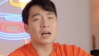 Menyandingkan videonya dengan Gordon Ramsay, Uncle Roger merasa terpanggil karena Ramsay bilang ia lebih sering ke Indonesia dibanding Uncle Roger. Dirinya pun terpancing emosi! Reaksinya begitu kocak.