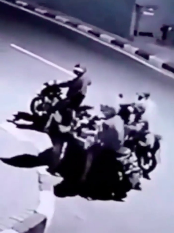 Video rekaman CCTV aksi pembegalan di Pulogadung, Jaktim viral di medsos. Pembegalan dilakukan sejumlah orang yang membawa senjata tajam (sajam). (Tangkapan layar video viral IG @info_jakartatimur)