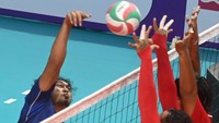 Tim Indonesia, melepaskan bola ke kandang tim voli duduk Thailand.