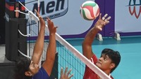 Nasrul berusaha melempar bola voli ke arah kandang tim voli duduk Thailand.