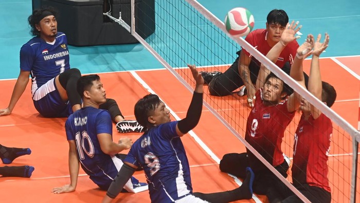 Atlet bola voli duduk putra Indonesia Nesa (ketiga kiri) melepaskan smes saat bertanding melawan tim bola voli duduk putra Thailand pada babak penyisihan ASEAN Para Games 2022 di GOR UTP Karanganyar, Jawa Tengah, Minggu (31/7/2022). Indonesia dikalahkan Thailand dengan skor 22-25, 25-20, 14-25, 14-25. ANTARAFOTO/Maulana Surya/YU