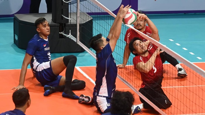 Atlet bola voli duduk putra Indonesia Nesa (ketiga kiri) melepaskan smes saat bertanding melawan tim bola voli duduk putra Thailand pada babak penyisihan ASEAN Para Games 2022 di GOR UTP Karanganyar, Jawa Tengah, Minggu (31/7/2022). Indonesia dikalahkan Thailand dengan skor 22-25, 25-20, 14-25, 14-25. ANTARAFOTO/Maulana Surya/YU