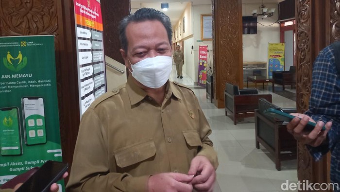 Wakil Kepala Disdikpora DIY, Suhirman, menjelaskan kepada wartawan hasil klarifikasi dengan pihak SMAN 1 Banguntapan di Kantor Disdikpora DIY, Senin (1/8/2022).