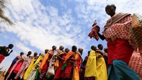 Senangnya wanita Suku Samburu saat memperoleh daging.