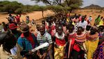 Potret Wanita Suku Samburu Kenya Antre Daging di Tengah Kemiskinan
