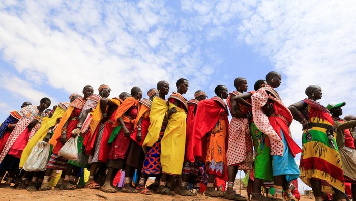 Wanita Suku Samburu Kenya Antre Daging di Tengah Kekeringan Mary Yanaiyo 47, a Samburu tribes woman carries jerry cans outside her manyatta house after receiving relief meat in the de-stocking of emaciated animals in a program by the government and the Kenya Red Cross to buy livestock, slaughter and distribute the meat as relief food to the most affected families following a prolonged drought near Lengusaka in Wamba, Samburu county, Kenya July 27, 2022. REUTERS/Thomas Mukoya