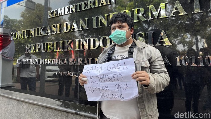 Warga Cibubur Kehilangan Nafkah Gegara Paypal Diblokir