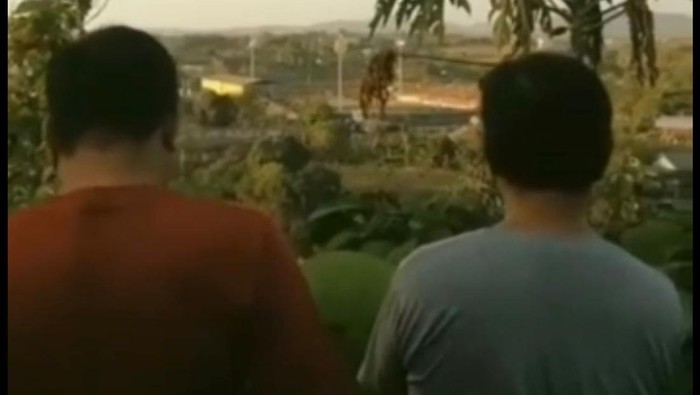 Warga nonton PSM Makassar bertanding dari atas bukit.