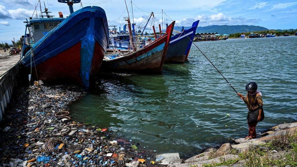 Duh... Pelabuhan di Aceh Ini Dikotori Sampah Plastik dan Limbah Minyak