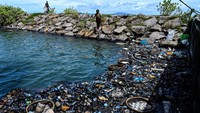 Warga memancing di dekat tumpukan sampah di Pelabuhan Banda Aceh, Senin (1/8/2022). Sampah plastik menjadi beban lingkungan yang sangat berat.
