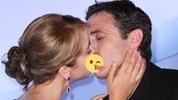 Saat berfoto di karpet biru, Casey Affleck dan Caylee Cowan mesra berciuman. (Foto: Stephane Cardinale - Corbis/Corbis via Getty Images)  