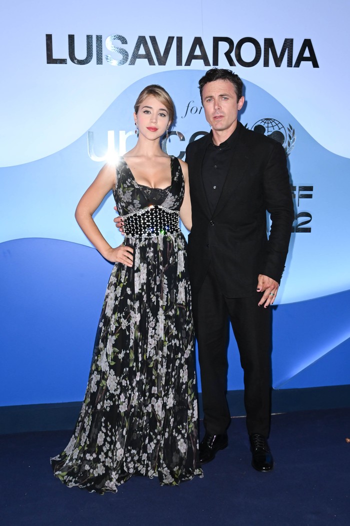 CAPRI, ITALY - JULY 30: Caylee Cowan and Casey Affleck attend the Luisaviaroma For UNICEF Gala on July 30, 2022 in Capri, Italy. (Photo by Stephane Cardinale - Corbis/Corbis via Getty Images)