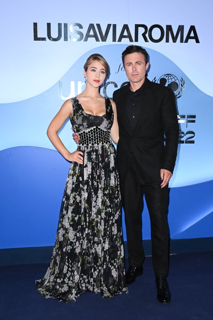 1411874346 CAPRI, ITALY - JULY 30: Caylee Cowan and Casey Affleck attend the Luisaviaroma For UNICEF Gala on July 30, 2022 in Capri, Italy. (Photo by Stephane Cardinale - Corbis/Corbis via Getty Images)