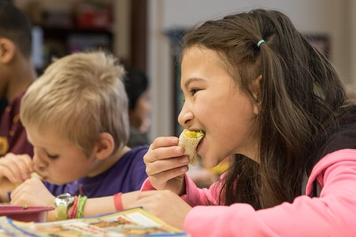 Agar Lahap Peneliti Sarankan Anak Makan Pakai Tangan dengan Mulut Terbuka Lebar