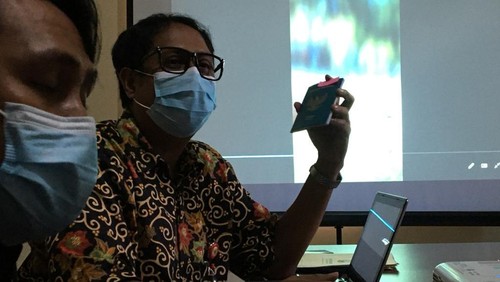 Asisten Bidang Penanganan Pelaporan Ombudsman NTB Sahabudin dan Kepala Keasistenan Pemeriksaan Laporan Ombudsman NTB Arya Wiguna, beberkan hasil investigasi praktik dugaan percaloan pembuatan paspor di ULP Lombok Timur, Selasa (2/8/2022).