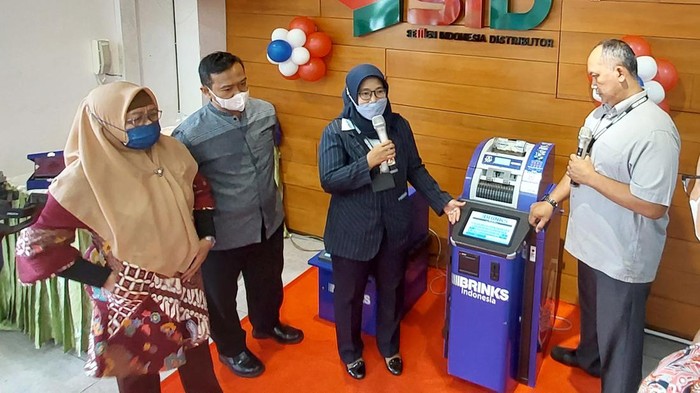 Asyik, Sekarang Bisa Kelola Uang Cash secara Real Time Brinks hadir untuk memudahkan kliennya agar dapat dimudahkan dalam memonitor dan mengelola uang cash nya secara realtime. Ini salah satu kliennya.
