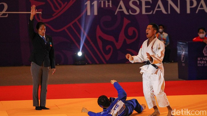 Atlet Blind Bayu Pangestu Aji (putih) bertanding melawan atlet Blind Judo Vietnam (biru) Nguyen Viet Tu (Vietnam) di kelas J2 -60 kg putra, di gelaran ASEAN Para Games 2022 di Tirtonadi Convention Hall, Solo, Selasa (2/8/2022). Atlet Blind Bayu Pangestu Aji (putih) bertanding melawan atlet Blind Judo Vietnam (biru) Nguyen Viet Tu (Vietnam) di kelas J2 -60 kg putra, di gelaran ASEAN Para Games 2022 di Tirtonadi Convention Hall, Solo, Selasa (2/8/2022).