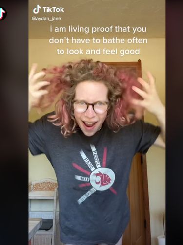 Ayden Jane mengaku mandi 10 hari sekali.