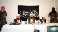 Ayman al-Zawahiri bersama Osama Bin Laden (kiri) saat konfrensi press di Afghanistan, 26 Mei 1998.  Al-Zawahiri mulai menjabat pemimpin Al-Qaeda setelah Osama bin Laden tewas dalam serangan pasukan AS di Pakistan tahun 2011 lalu. (GettyImages)