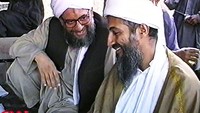 Ayman al-Zawahiri bersama Osama Bin Laden (kanan) saat konfrensi press di Afghanistan, 26 Mei 1998. (CNN/GettyImages)