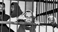 Ayman al-Zawahiri saat menunggu sidang dalam kasus pembunuhan Presiden Anwar Sadat di Kairo, Mesir, 1982. Dia dilaporkan tewas di Kabul, Afghanistan, Minggu (31/7/2022) pagi sekitar pukul 06.18 oleh serangan drone AS.  (Photo by Getty Images)