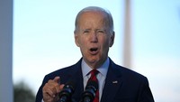 Presiden AS Joe Biden saat mengumumkan kematian Ayman al-Zawahiri, Senin (1/8/2022). Biden menyebut Al-Zawahiri menjadi dalang utama dalam serangan terhadap kapal perang AS, USS Cole, tahun 2000 lalu dan serangan terhadap beberapa kedutaan besar AS di Kenya juga Tanzania. (Jim Watson-Pool/Getty Images/AFP).