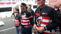Terlihat politisi Gede Pasek Suardika (tengah) memimpin rombongan. Kemudian para petinggi dan perwakilan kader PKN langsung masuk menuju ruangan pendaftaran di kantor KPU.