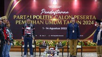 Mereka kemudian diterima Ketua Komisi Pemilihan Umum (KPU) Hasyim Asyari.