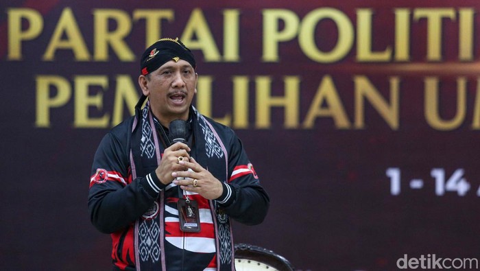 Partai Kebangkitan Nusantara (PKN) mendaftarkan diri sebagai peserta Pemilu 2024 di KPU hari ini. Saat mendatangi kantor KPU, mereka membawa ondel-ondel.