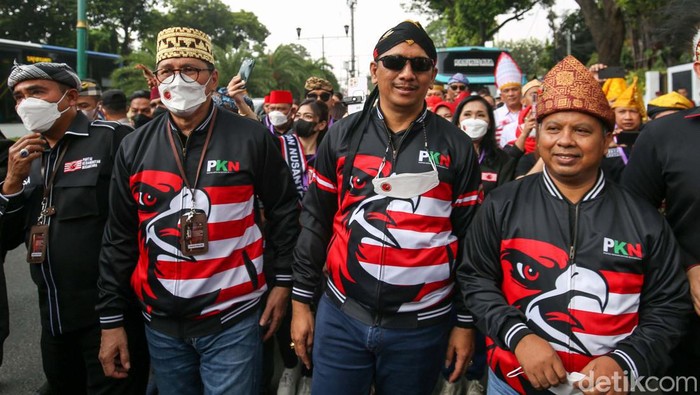 Partai Kebangkitan Nusantara (PKN) mendaftarkan diri sebagai peserta Pemilu 2024 di KPU hari ini. Saat mendatangi kantor KPU, mereka membawa ondel-ondel.