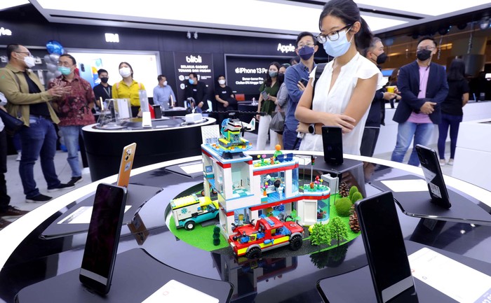 Blibli Kini Sasar Pembeli Offline Kusumo Martanto CEO & Co-founder Blibli, Martin Hartono Presiden Komisaris Blibli, Wisnu Iskandar CEO Blibli Omnichannel Mobility Group, dan Hioe An Kin Business Director Blibli Omnichannel Mobility Group (kiri-kanan) berbincang saat meninjau BlibliStore usai resmi dibuka di Jakarta, Selasa (2/8/2022).
Pembukaan BlibliStore ini bertujuan untuk memenuhi kebutuhan setiap konsumen yang mengintegrasikan pengalaman berbelanja online dan offline.