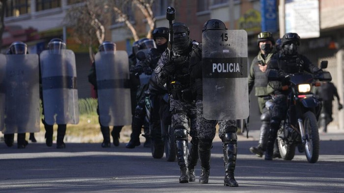 Bolivia Coca Clash A coca leaf farmer protests near a burning barricade during the clashes with police near the coca market in La Paz, Bolivia, Monday, Aug. 1, 2022. Anti-government coca farmers are protesting against a new coca leaf market in La Paz. (AP Photo/Juan Karita)