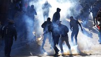 Sejumlah petani koka melarikan diri dari gas air mata yang ditembakkan polisi. Petani koka anti-pemerintah memprotes pembukaan pasar daun koka yang baru di kota itu. Sebab, pembukaan pasar baru dinilai akan merusak harga pasar koka.