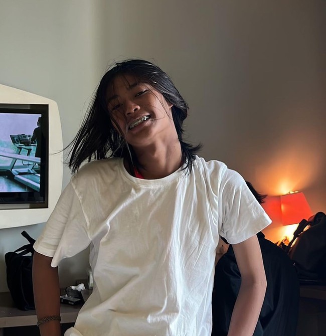 Bonge kerap kali tampil dengan rambut gondrong dan poni lemparnya. Tak hanya itu saja, penampilannya sendiri juga terkesan unik dan nyentrik sehingga mampu mencuri perhatian para netizen. Foto: Instagram/@bonge.sudirman