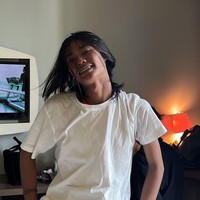 Bonge kerap kali tampil dengan rambut gondrong dan poni lemparnya. Tak hanya itu saja, penampilannya sendiri juga terkesan unik dan nyentrik sehingga mampu mencuri perhatian para netizen. Foto: Instagram/@bonge.sudirman