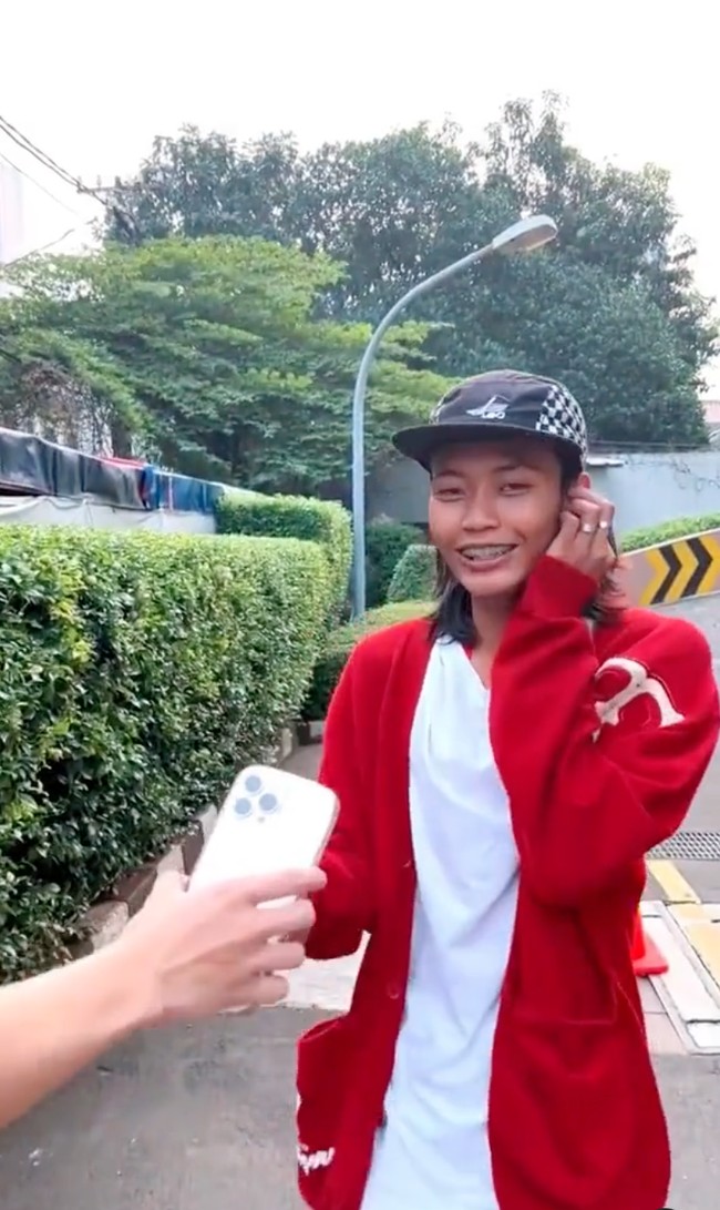 Bonge seringkali tampil dengan bergaya ala street style. Seperti dalam foto, dirinya terlihat mengenakan kaos putih yang dipadukan dengan cardigan berwarna merah dan topi hitam. Foto: Instagram/@bonge.sudirman