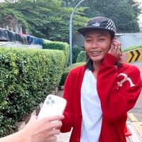 Bonge seringkali tampil dengan bergaya ala street style. Seperti dalam foto, dirinya terlihat mengenakan kaos putih yang dipadukan dengan cardigan berwarna merah dan topi hitam. Foto: Instagram/@bonge.sudirman