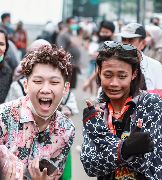 Karena keviralannya, Bonge bahkan sempat dipercaya menjadi model video klip musik milik Keljo atau Kevin Jojo yang bertajuk Jangan Katakan Cinta. Dalam video tersebut Bonge beradu peran dengan Jeje Slebew. Foto: Instagram/@bonge.sudirman