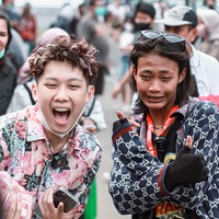 Karena keviralannya, Bonge bahkan sempat dipercaya menjadi model video klip musik milik Keljo atau Kevin Jojo yang bertajuk Jangan Katakan Cinta. Dalam video tersebut Bonge beradu peran dengan Jeje Slebew. Foto: Instagram/@bonge.sudirman