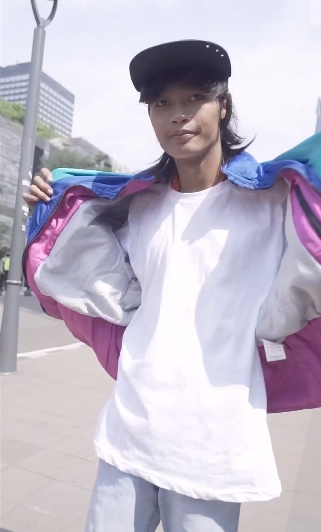 Semakin terkenal, gaya berbusana Bonge pun jadi makin terlihat lebih stylish. Kini Bonge kembali mencuri atensi karena penampilannya yang manglingi usai di-makeover. Foto: Instagram/@bonge.sudirman