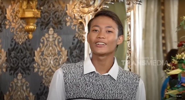 Biasa tampil santai dan terkesan berantakan, penampilan Bonge usai makeover jadi terlihat jauh lebih rapih. Kalau kamu lebih suka penampilan Bonge sebelum atau setelah di-makeover nih? Foto: YouTube/Trans TV Official
