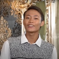Biasa tampil santai dan terkesan berantakan, penampilan Bonge usai makeover jadi terlihat jauh lebih rapih. Kalau kamu lebih suka penampilan Bonge sebelum atau setelah di-makeover nih? Foto: YouTube/Trans TV Official