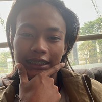 Nama Bonge mulai dikenal karena dirinya seringkali nongkrong di kawasan BNI City, Sudirman. Kawasan tempatnya menongkrong itu yang kini tengah viral dan disebut sebagai Citayam Fashion Week. Karena viral, Bonge pun jadi mendapat banyak tawaran pekerjaan dan menjadi bintang tamu di acara-acara. Foto: Instagram/@bonge.sudirman