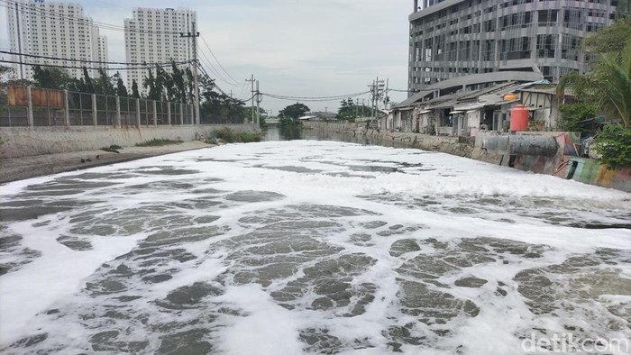 Busa di sungai Kalidami ketika pintu air dinyalakan