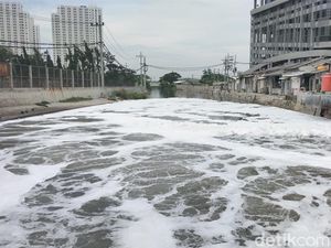 Keluhan Warga soal Busa di Sungai Mulyorejo, Gagal Mancing-Jemuran Basah