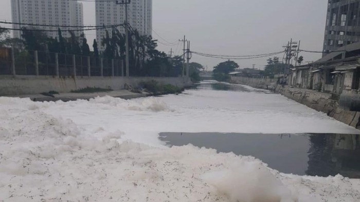 Busa yang muncul di sungai kawasan mulyorejo