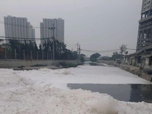 Busa Setinggi 2 Meter Muncul di Sungai Mulyorejo, Ini Penyebabnya