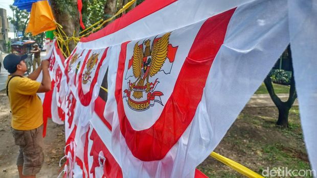 Dede, penjual bendera di Kabupaten Bandung.